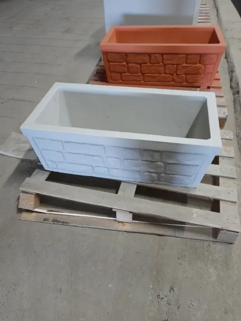 Betónový kvetináč z liateho betónu